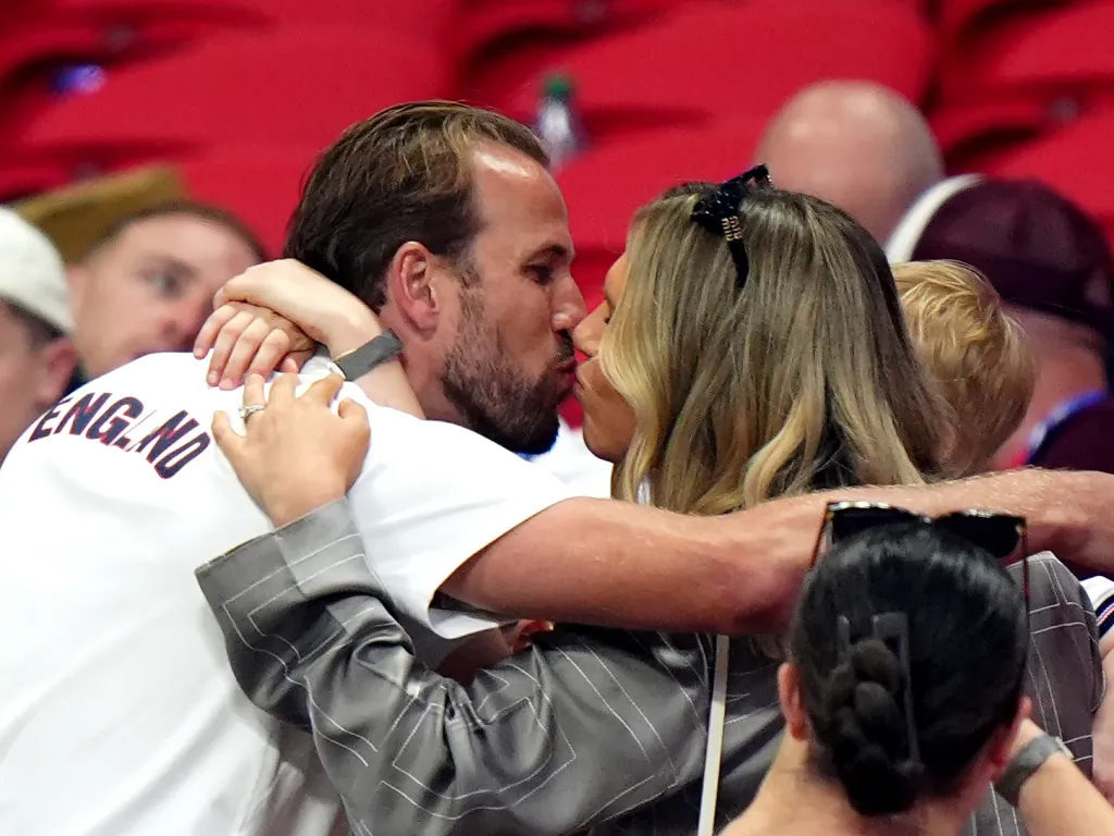 Người hùng tuyển Anh Harry Kane hôn vợ sau chiến thắng trước Congo
