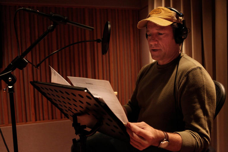 'Dirty Jobs' host Mike Rowe sues for millions in alleged unpaid ...