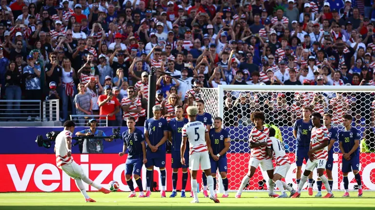 Watch Malik Tillman seal short-handed USMNT victory with late free kick ...