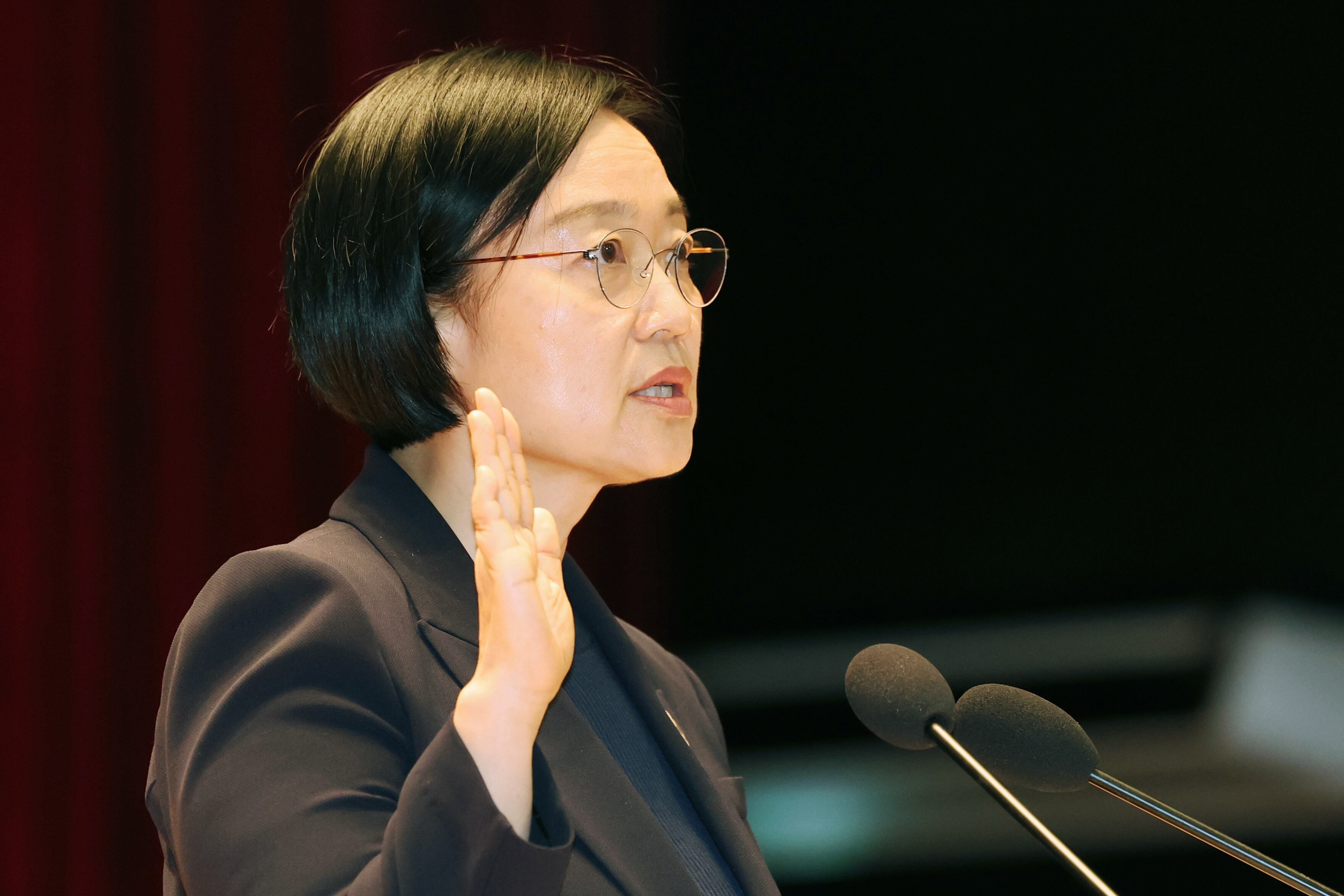 Prime Minister Han Seong-sook pledges AI government, halving citizen ...