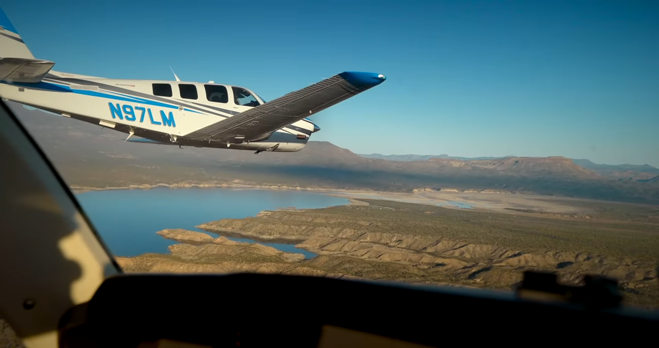 Watch two planes rip across the Arizona desert in tight formation