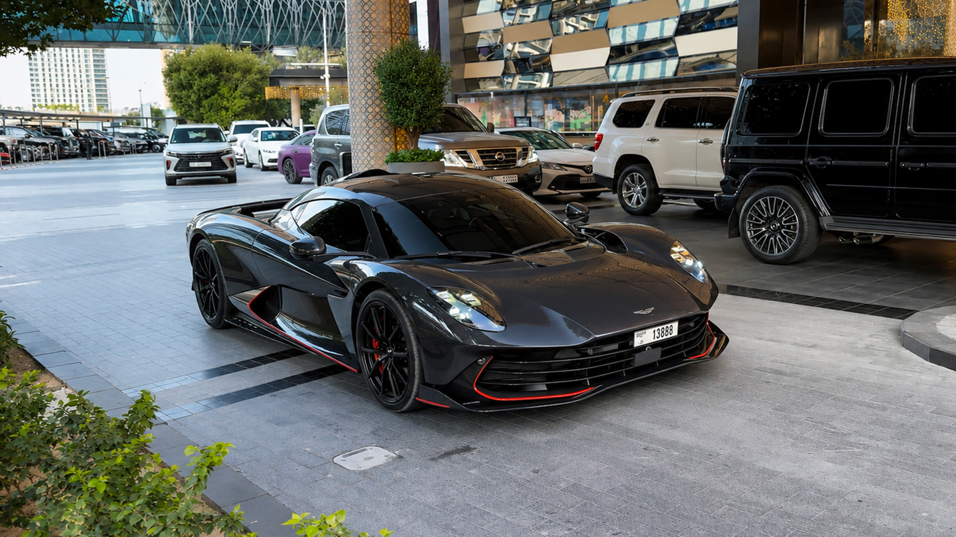 Dubai verwelkomt een Aston Martin Valhalla van 1 miljoen dollar van een ...