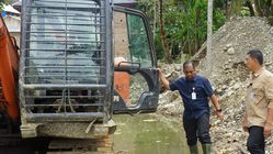 North Sumatra Authorities Seize Excavators from Illegal Gold Mines in Madina