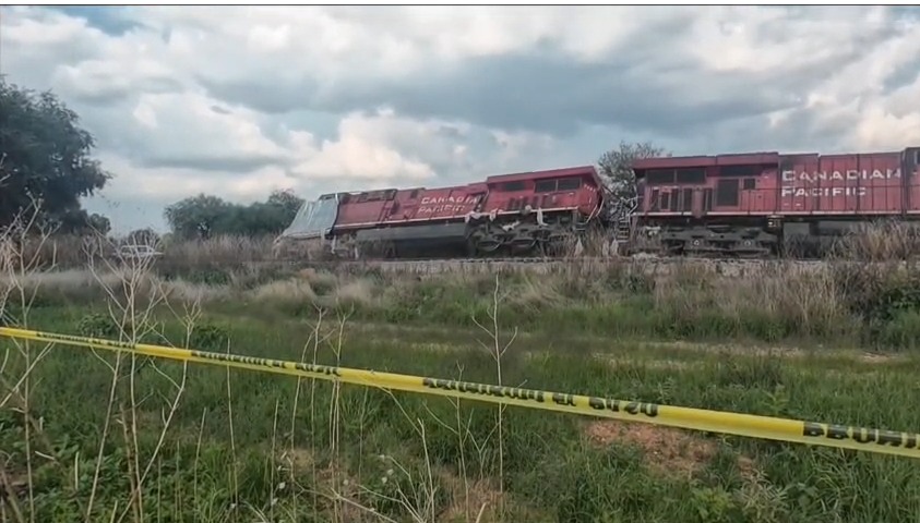 Tráiler intenta ganarle el paso al tren y provoca descarrilamiento en ...