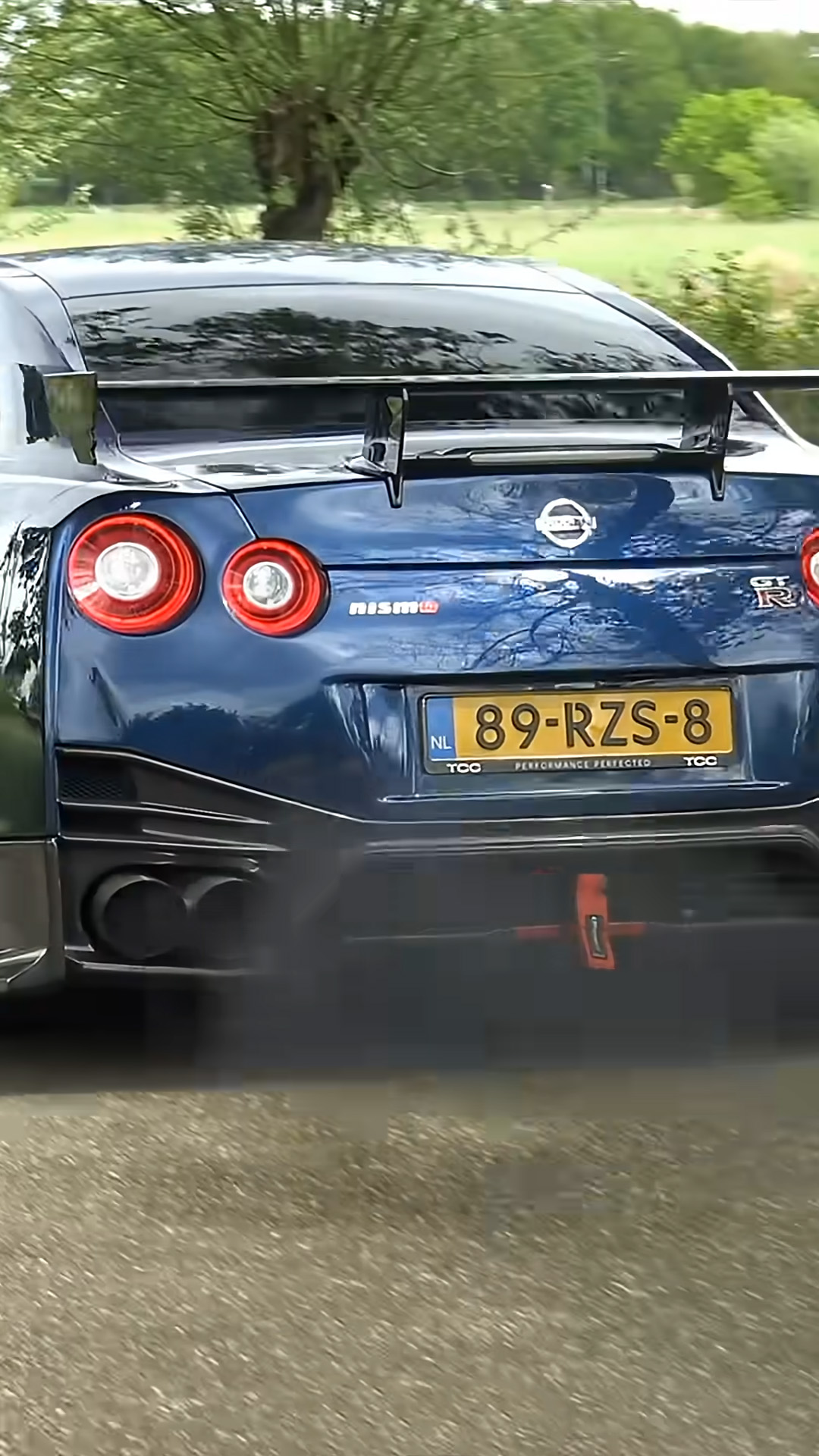 Nissan GTR R35 unleashes aggressive roaring exhaust