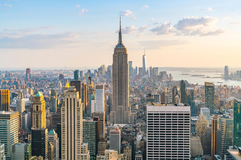 Couple scales Empire State Building – people question true intentions