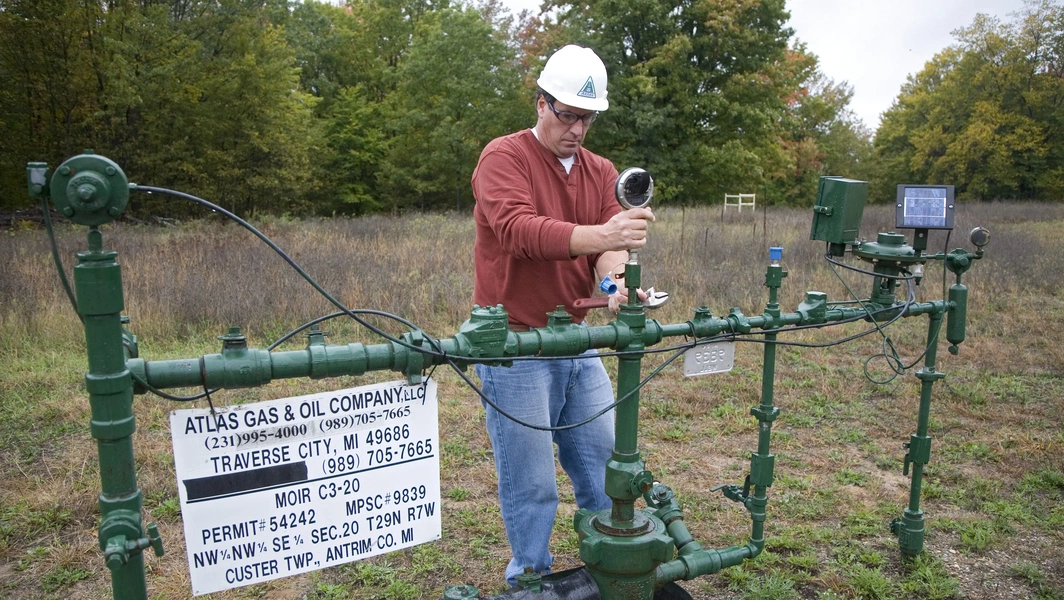 Methane leaks and clean energy potential in abandoned wells