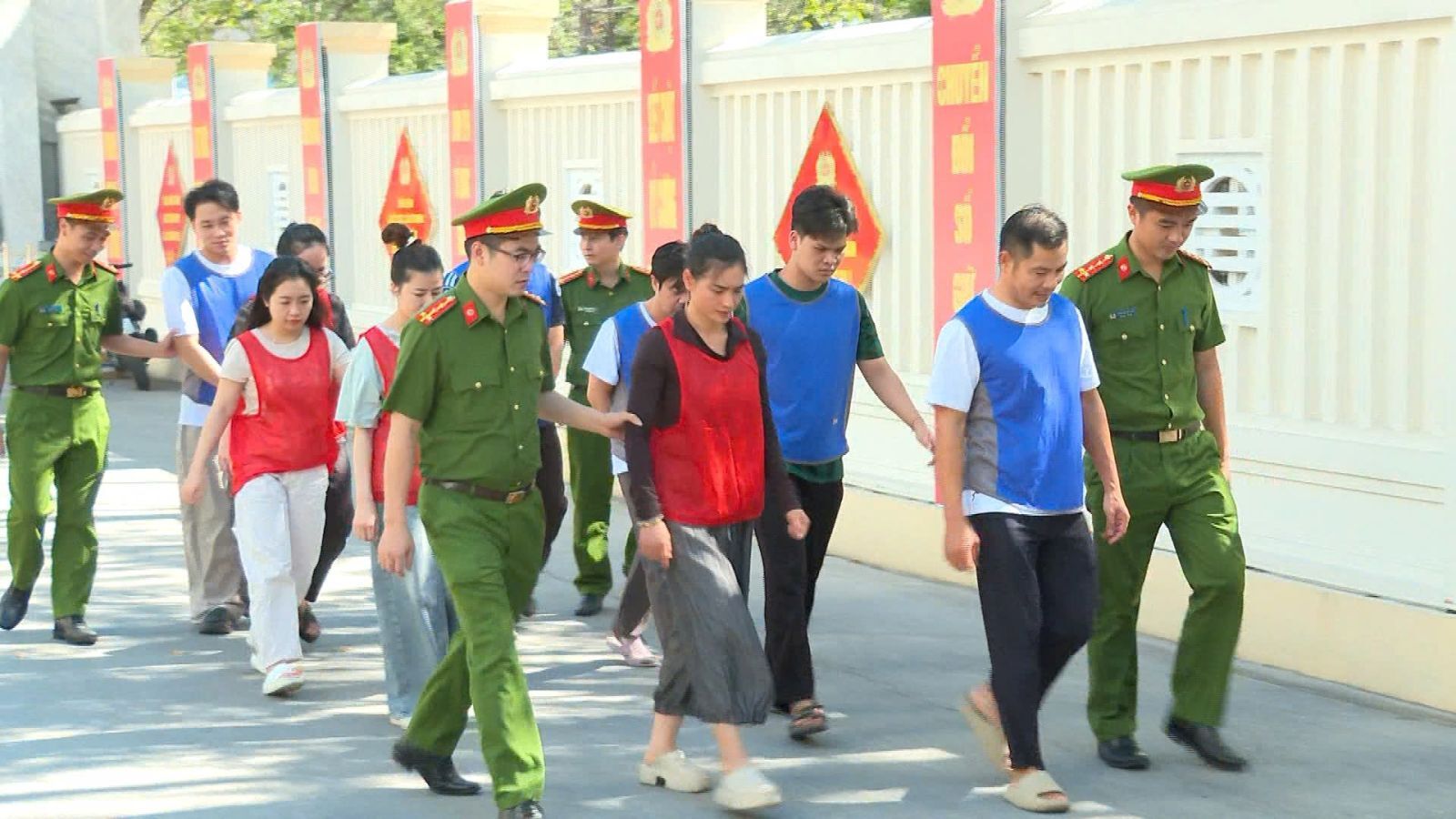 Đường dây buôn lậu hơn 28.000 viên kim cương