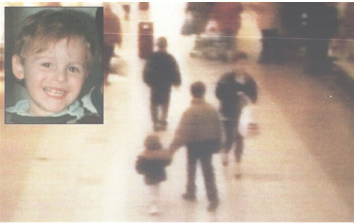 Unsettling Images: 25 Photos That Changed After a Second Look