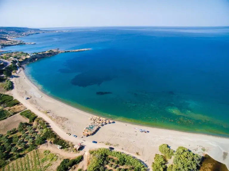 15 παραλίες της Πελοποννήσου που θυμίζουν εξωτικό νησί: Ο απόλυτος καλοκαιρινός οδηγός ΦΩΤΟ