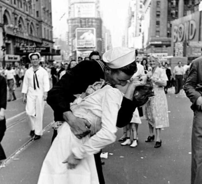 Unsettling Images: 25 Photos That Changed After a Second Look