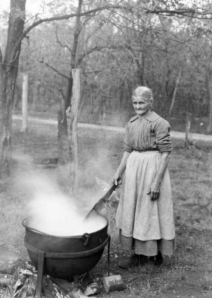 Unsettling Images: 25 Photos That Changed After a Second Look