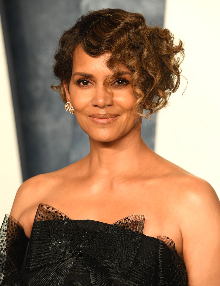 Halle Berry arrives at the Vanity Fair Oscar Party Hosted By Radhika Jones