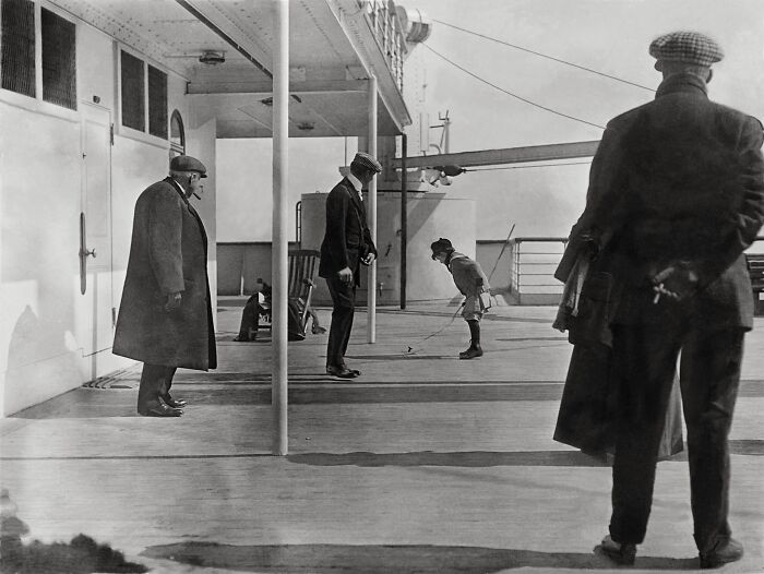 Unsettling Images: 25 Photos That Changed After a Second Look