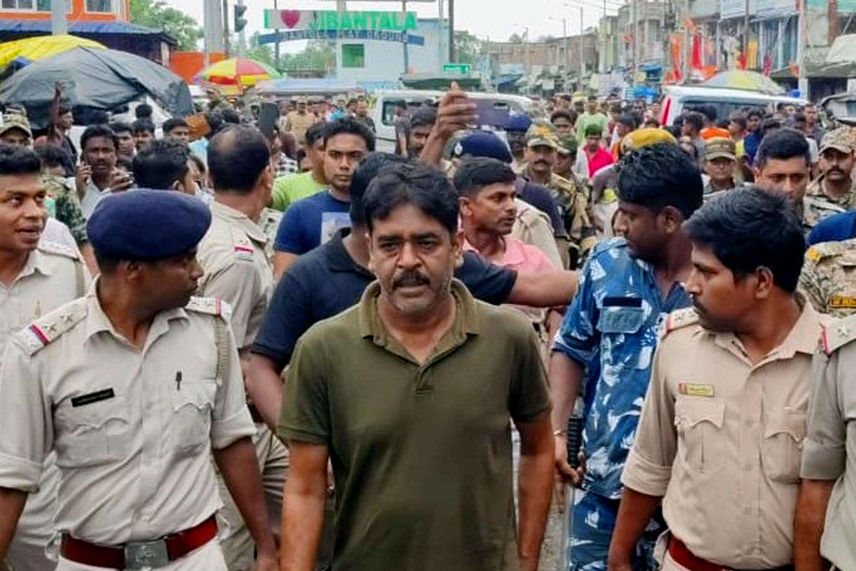 Cops parade ex-MLA Saokat in Jibantala for crime scene reconstruction