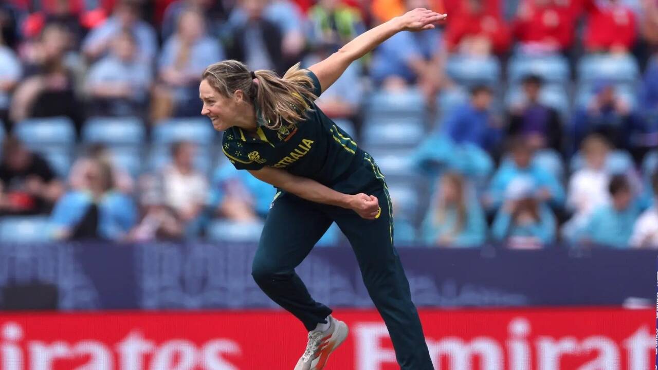 ellyse perry pink dress Aussie Cricketer Ellyse Perry Raises Temperatures in Deep-Neck Gown for CA  Awards