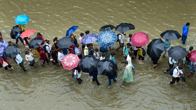 Mumbai rains live updates: Over 100 mm of rains in 24 hours in Mumbai ...