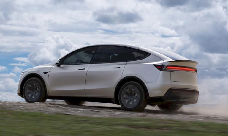 Tesla launches extra-long Model YL — with 6 seats and a serious range ...