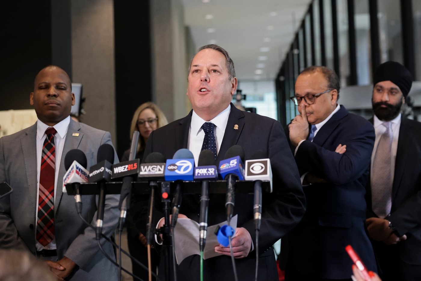 Top FBI agent in Chicago abruptly leaving post after being pushed to ...
