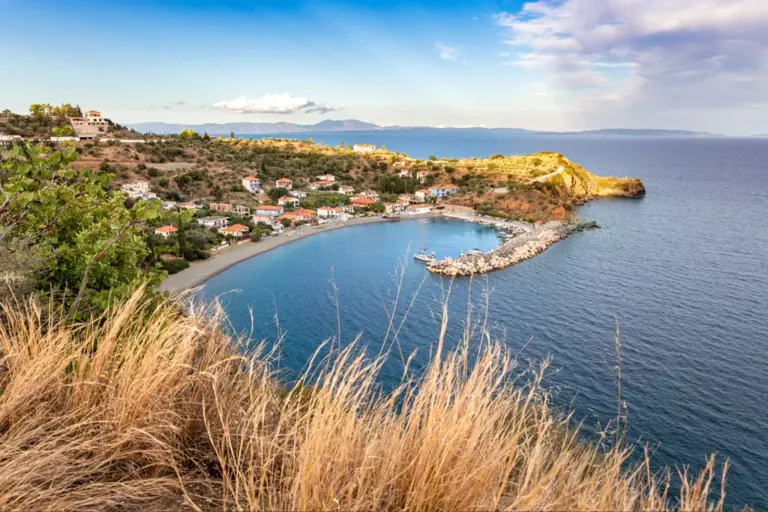 15 παραλίες της Πελοποννήσου που θυμίζουν εξωτικό νησί: Ο απόλυτος καλοκαιρινός οδηγός ΦΩΤΟ