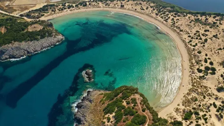15 παραλίες της Πελοποννήσου που θυμίζουν εξωτικό νησί: Ο απόλυτος καλοκαιρινός οδηγός ΦΩΤΟ