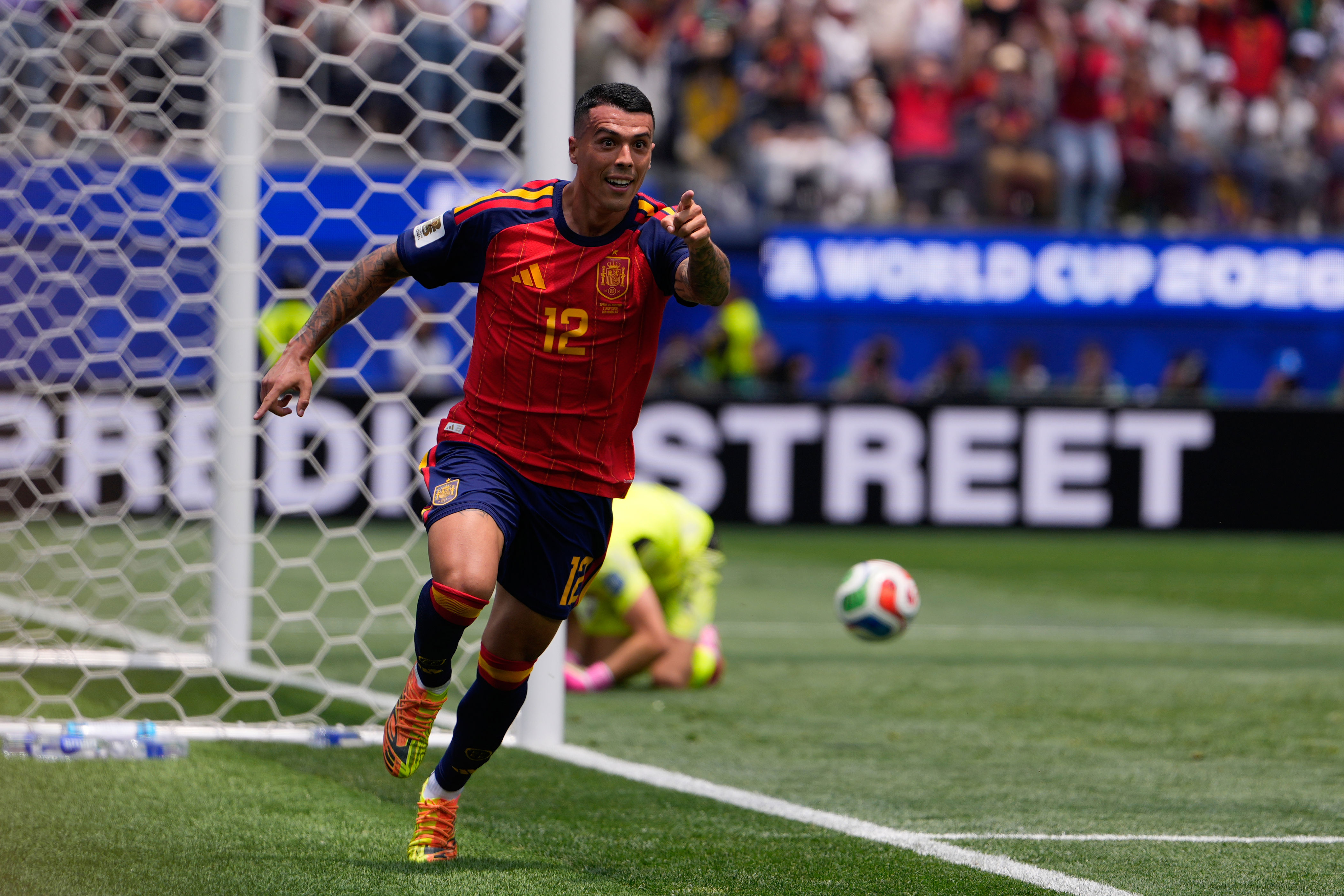 Pedro Porro celebra tras anotar el segundo gol de España en el partido contra Austria en los 16vos de final del Mundial, el jueves 2 de julio de 2026, en Inglewood, California. (AP Foto/Mark J. Terrill)