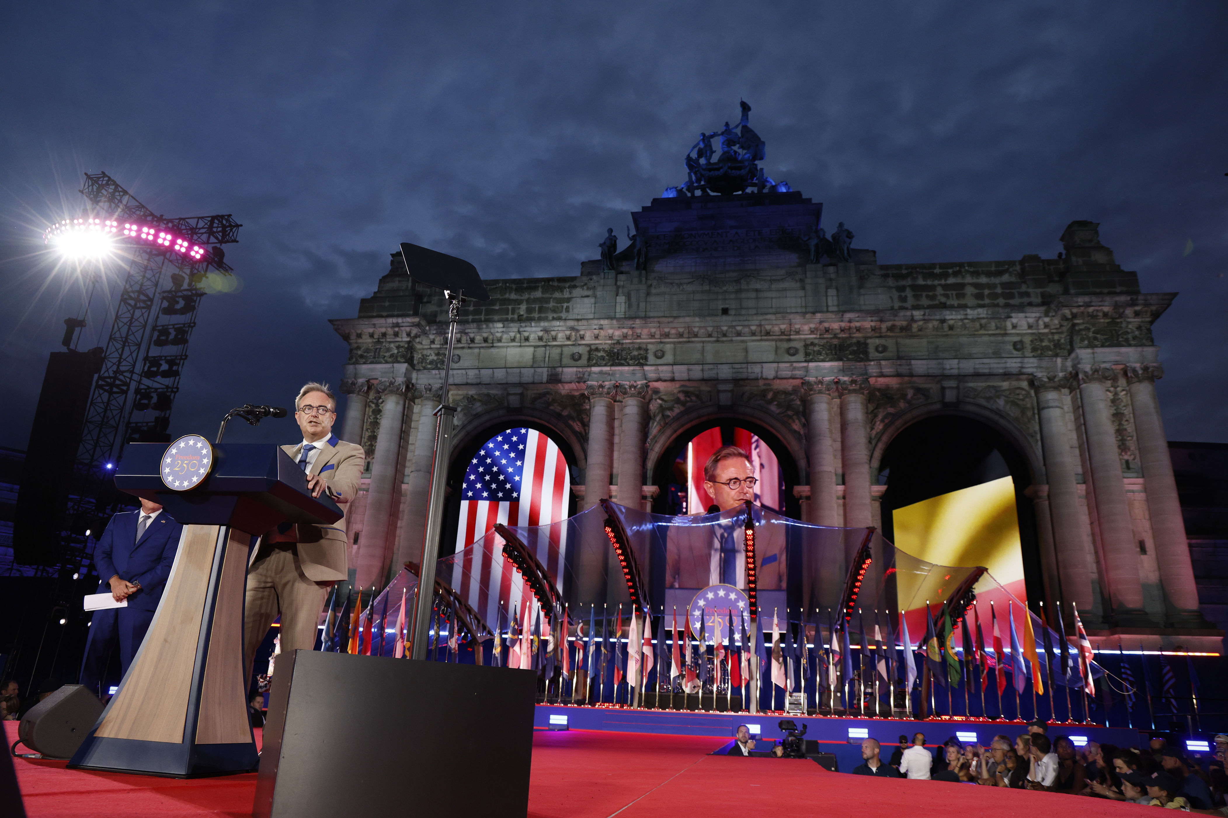 Enquête sur des dégâts lors de la fête de l'ambassadeur US au ...