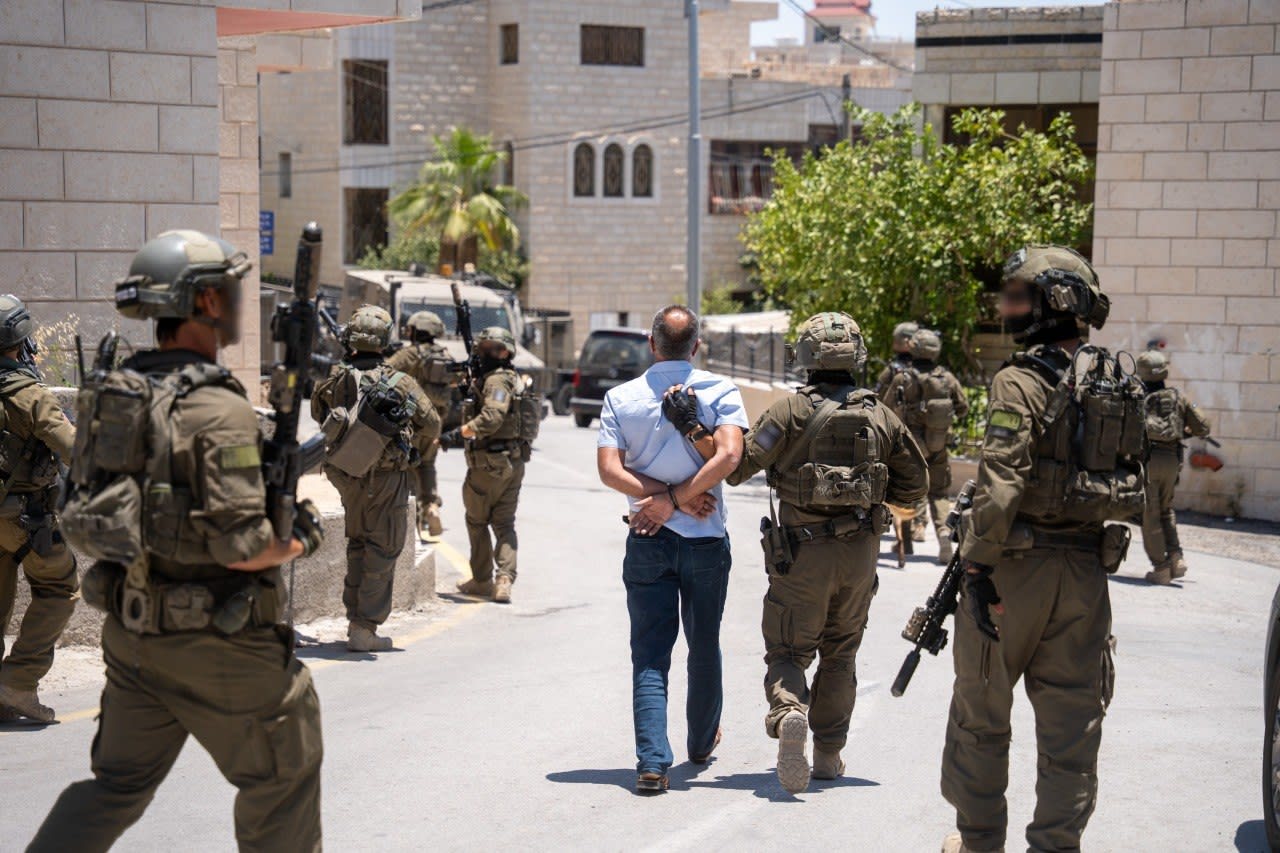 idf-shin-bet-arrest-eight-palestinians-suspected-of-assaulting