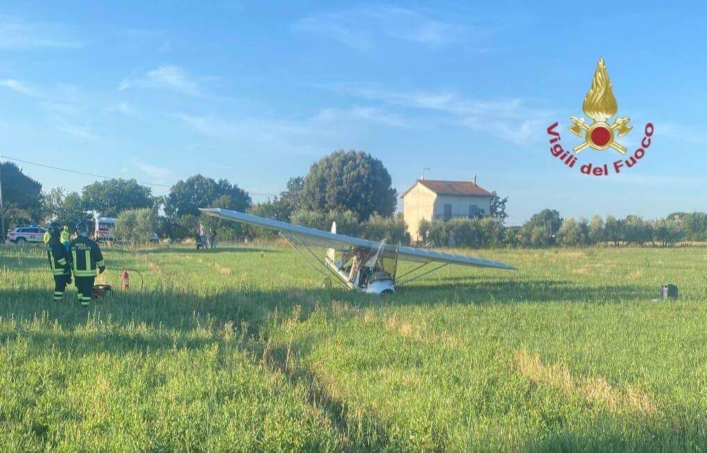 Precipita ultraleggero in fase di decollo, muore il pilota
