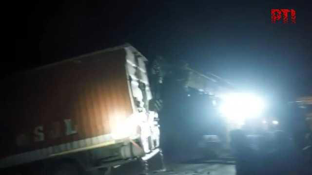 Speeding truck hits stationary bus in Uttar Pradesh, killing 5