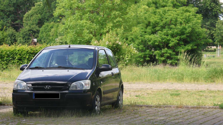 Auto mit vier platten Reifen blockiert seit Wochen Parkplatz am Bürgerpark