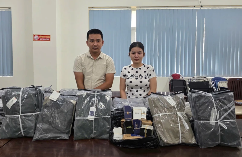 Phá đường dây sản xuất hàng giả, thu giữ hàng chục nghìn áo thun hàng hiệu