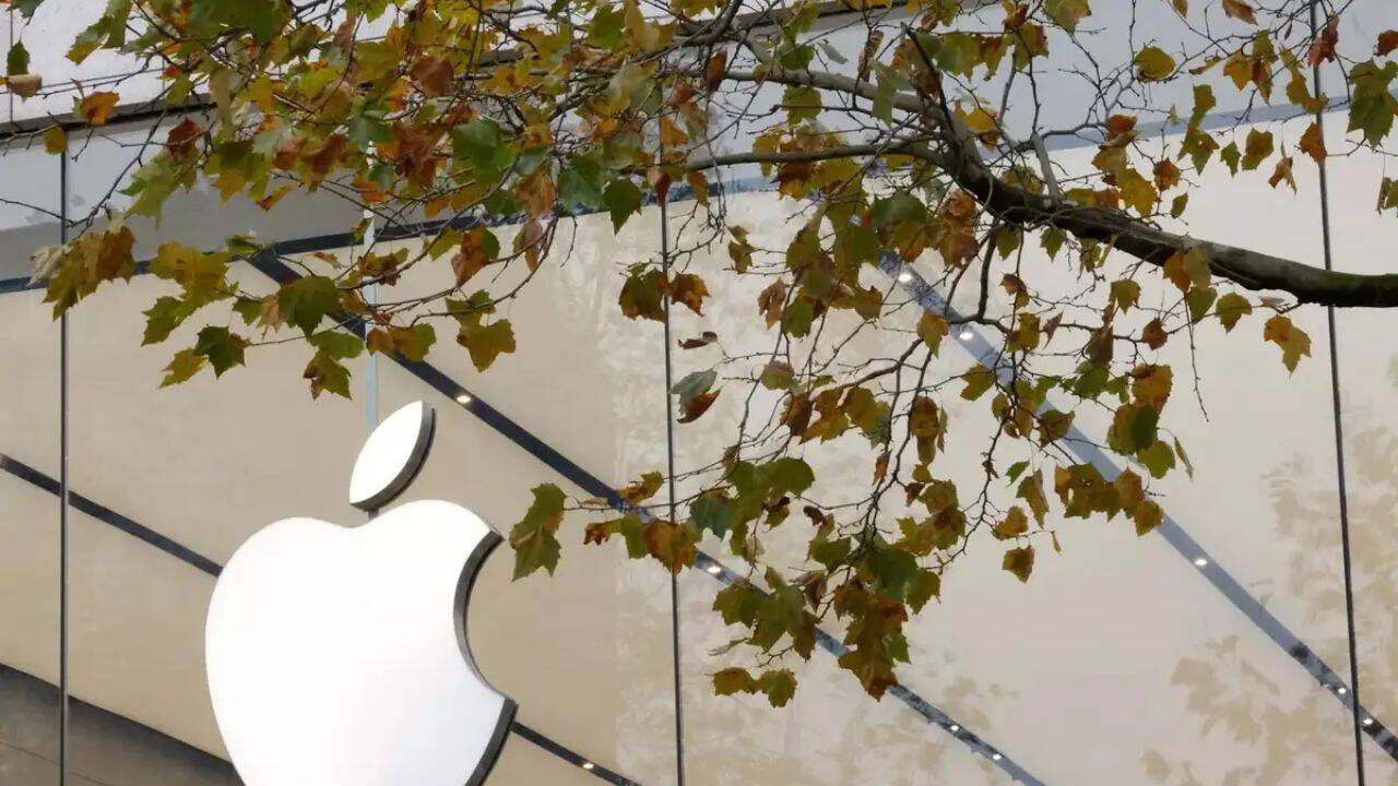 Russia warns Apple of $51.6 million fine over default iPhone setup apps