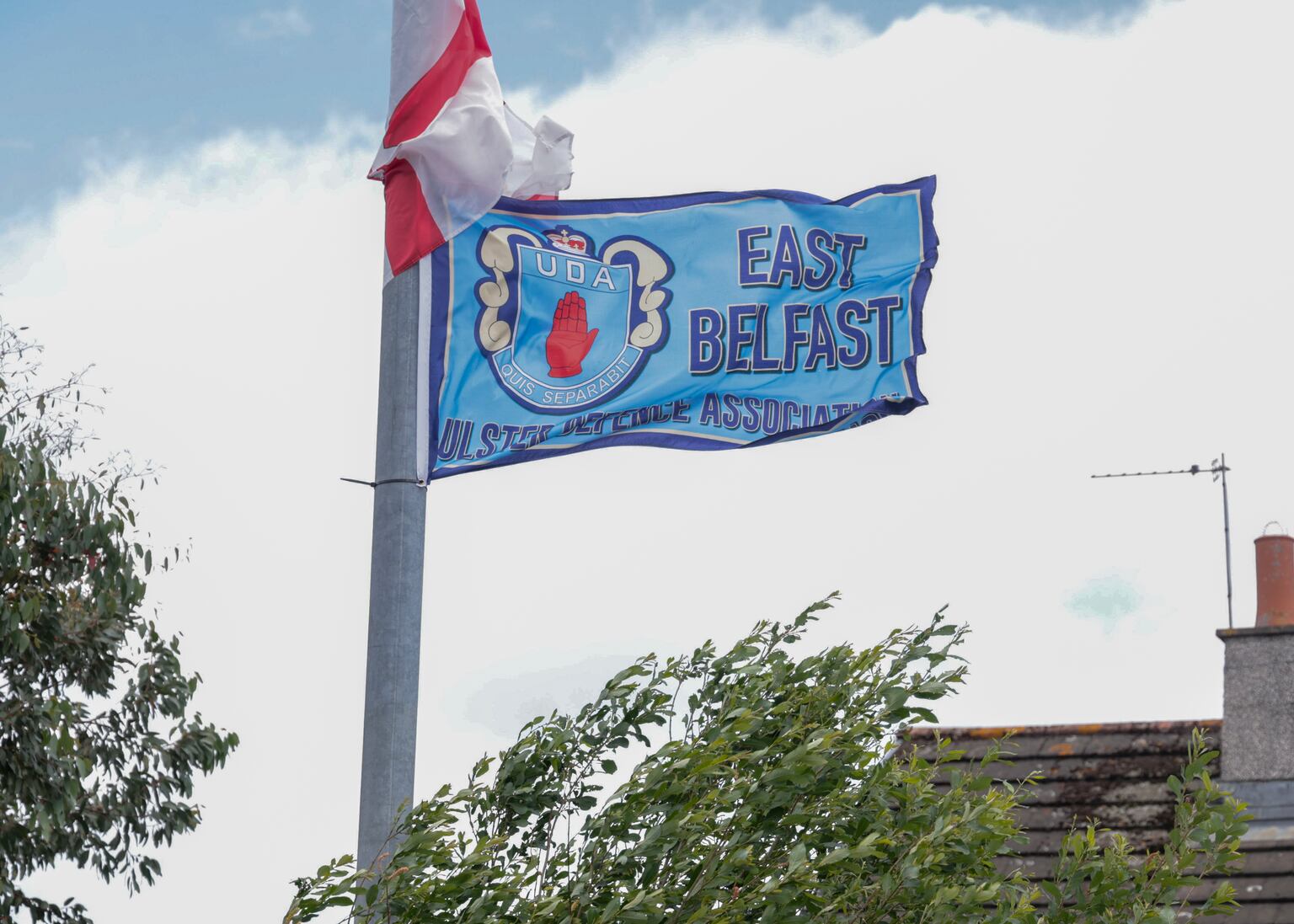 Loyalists giving 'two fingers' to PSNI over paramilitary flags