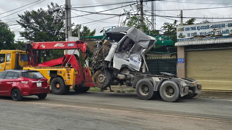 Phá ca bin cứu hai người mắc kẹt sau cú đối đầu của hai xe tải