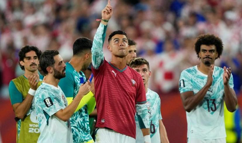 Ronaldo tưởng nhớ đồng đội sau chiến thắng của Bồ Đào Nha