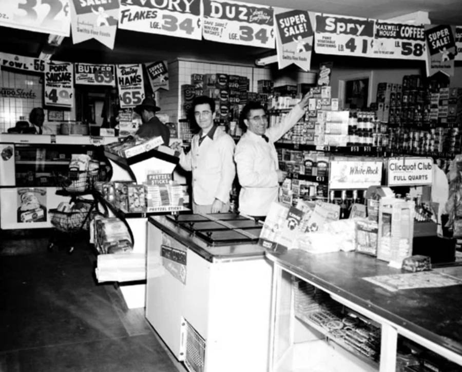 22 photos that show life before shopping malls took over