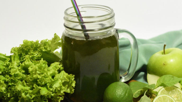 ¿Jugo verde para desintoxicarte? Nefróloga explica lo grave que puede ser para tu cuerpo
