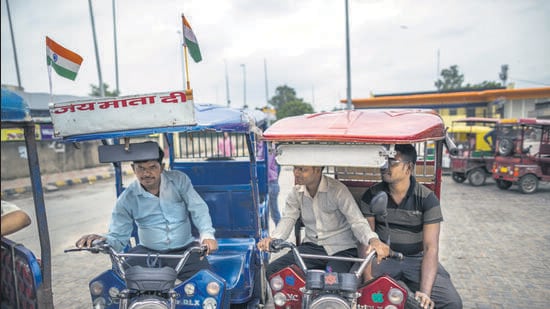 Govt orders Apple and Google to remove 7 mobile apps that stall e-rickshaws