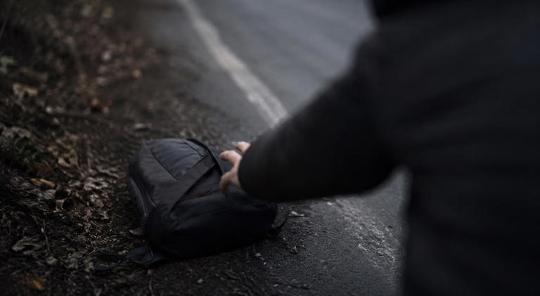 Trova uno zaino con 90 milioni abbandonato sul ciglio della strada, si tiene i soldi e viene arrestato