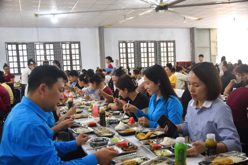 Ấm lòng Bữa cơm Công đoàn cho 750 công nhân Sơn La