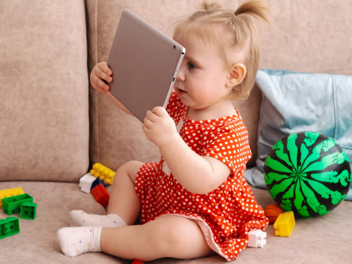 Cảnh báo tác hại của màn hình điện tử đối với trẻ em dưới 2 tuổi
