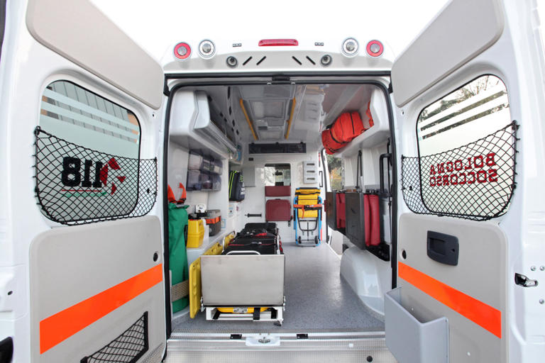 Auto sbanda e si schianta contro un palo a Bologna, ferito un ragazzo
