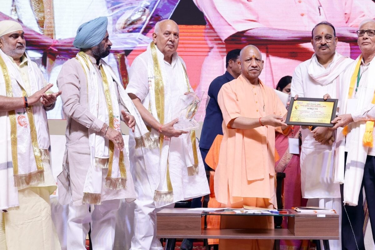 On the occasion of the Uttar Pradesh Mango Festival-2026, the souvenir of the Mango Festival was released, and progressive gardeners were honoured. (Image Courtesy: X)