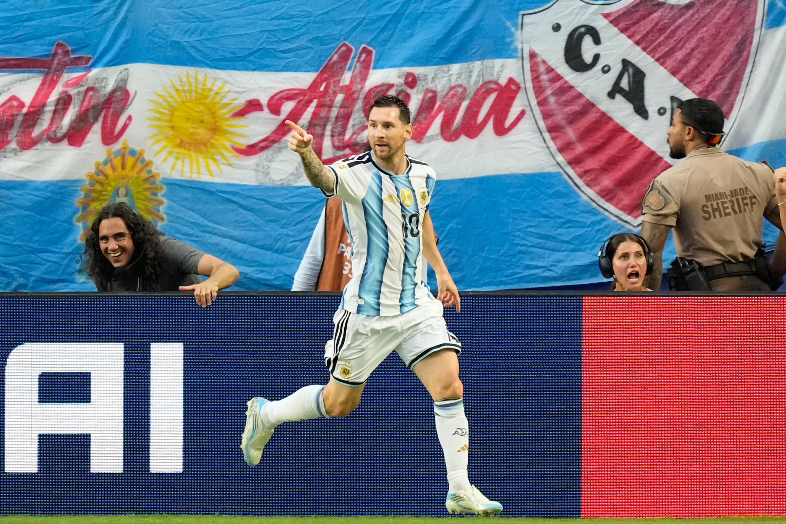 Lionel Messi celebra tras marcar un gol para Argentina en el partido contra Cabo Verde en los 16vos de final del Mundial, el viernes 3 de julio de 2026, en Miami Gardens, Florida. (AP Foto/Rebecca Blackwell)