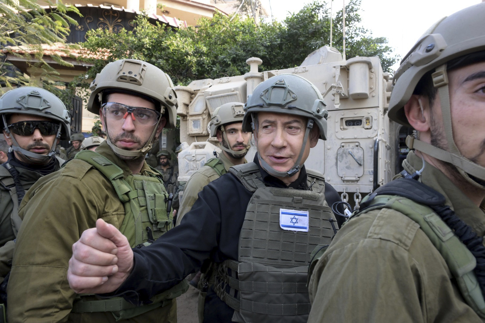 Benjamin Netanyahu, el 25 de diciembre de 2023, visitando a sus tropas en el interior de Gaza, en la zona norte.