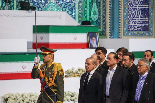 Ông Medvedev viếng linh cữu cố lãnh tụ tối cao Iran Ali Khamenei tại Tehran