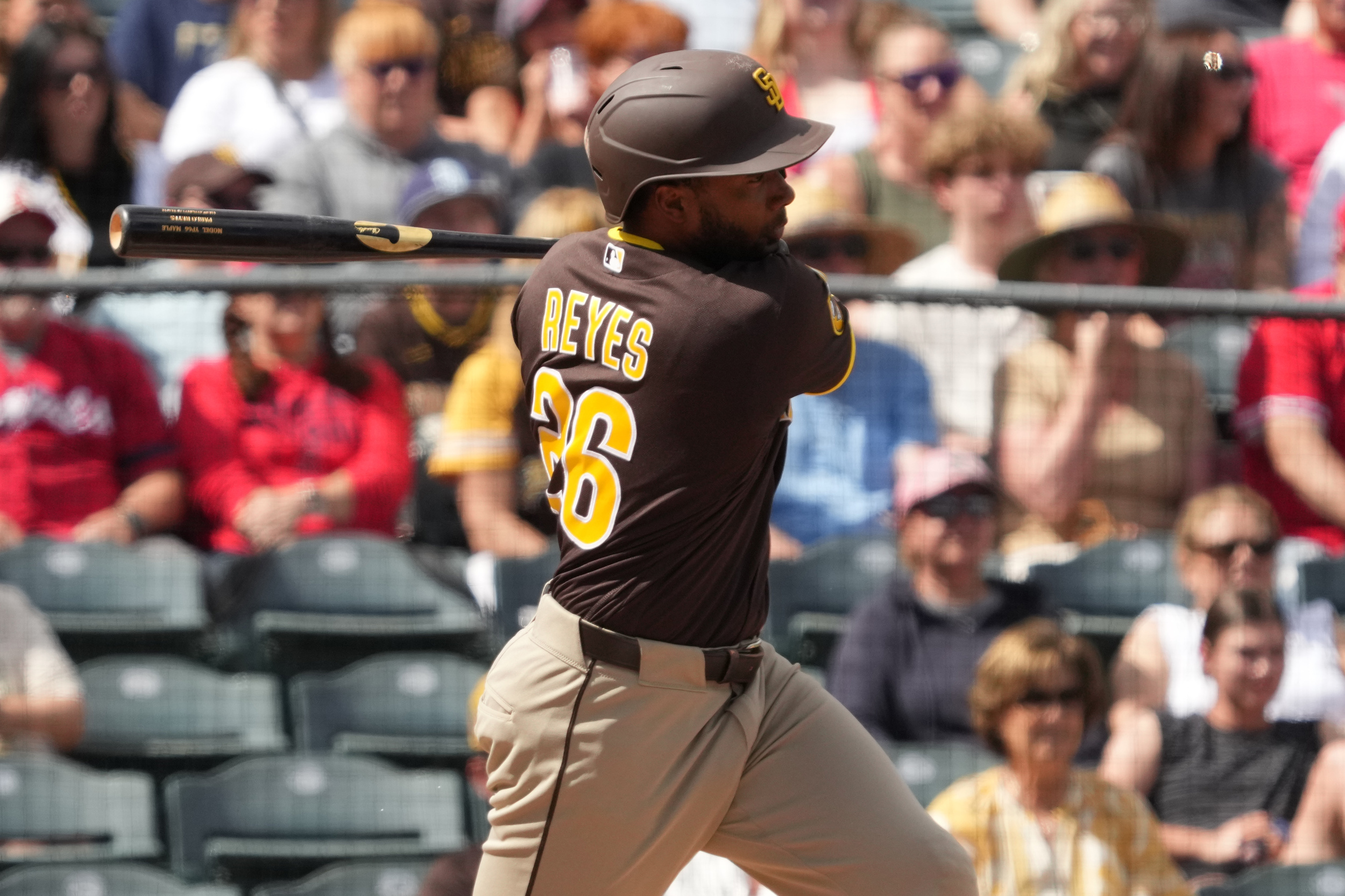 Padres release Pablo Reyes