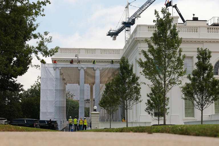 White House gets tacky tarp over Trump’s new project