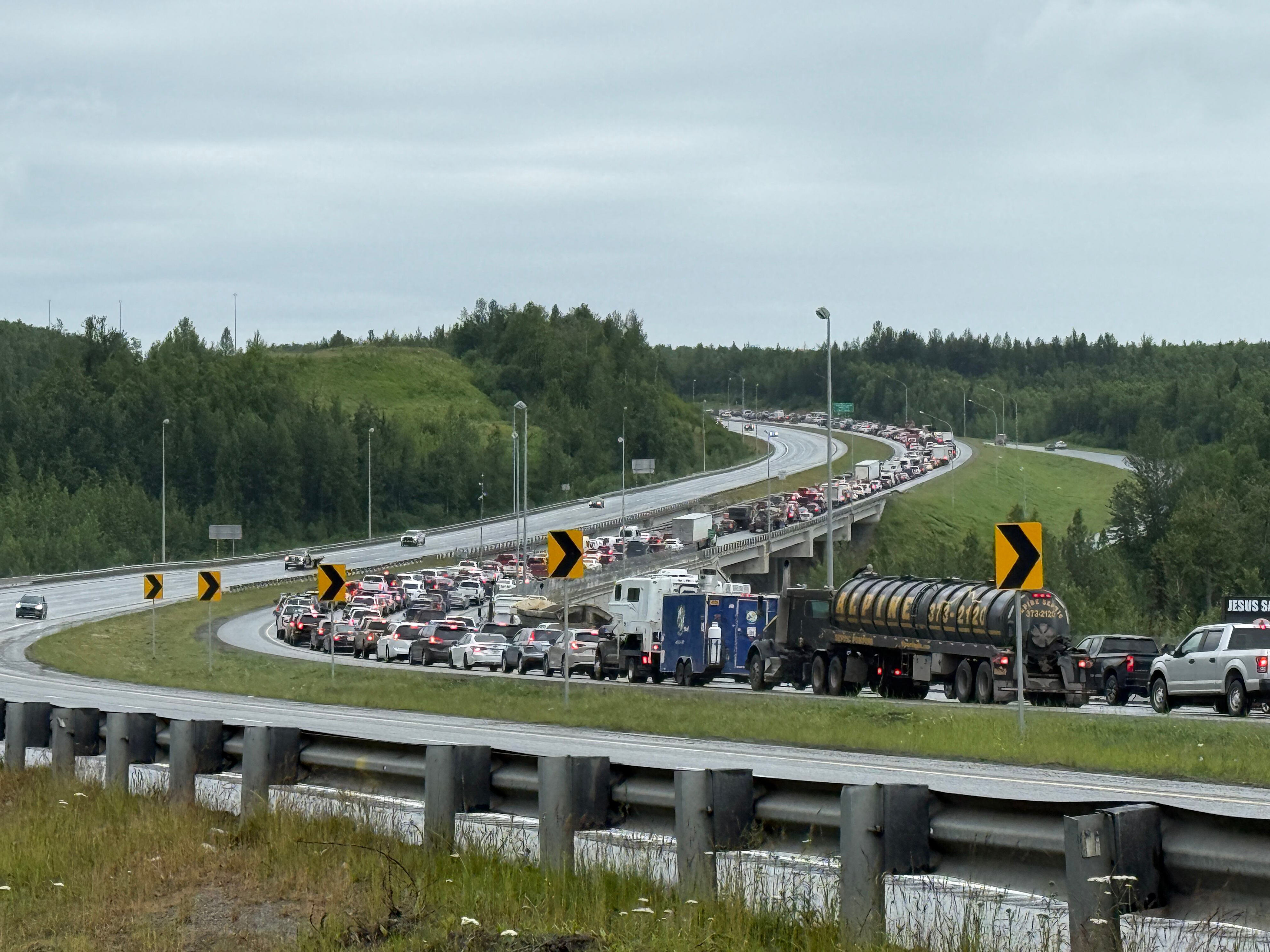 Fatal crash closes Glenn Highway southbound lanes near Eagle River